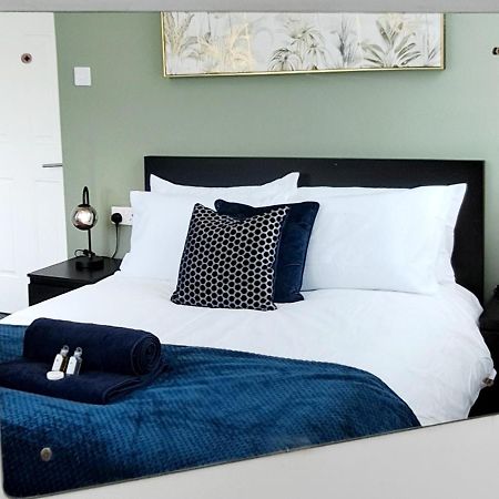 Bright 3 Bed Apartment With Terrace, Free Parking On Premises Watford  Exterior foto
