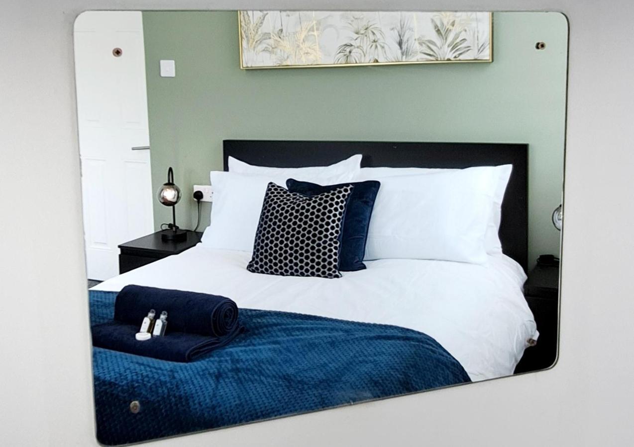 Bright 3 Bed Apartment With Terrace, Free Parking On Premises Watford  Exterior foto