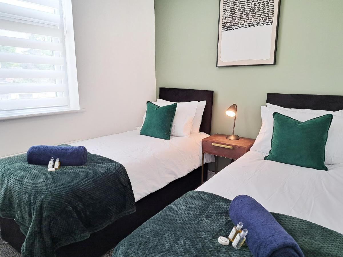 Bright 3 Bed Apartment With Terrace, Free Parking On Premises Watford  Exterior foto