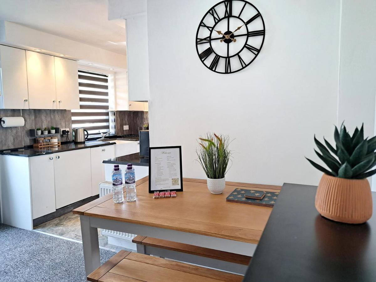 Bright 3 Bed Apartment With Terrace, Free Parking On Premises Watford  Exterior foto