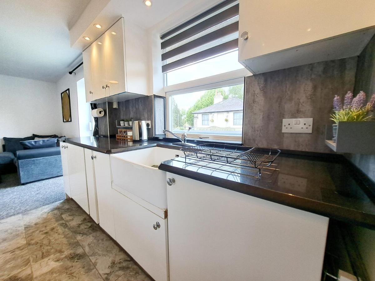 Bright 3 Bed Apartment With Terrace, Free Parking On Premises Watford  Exterior foto
